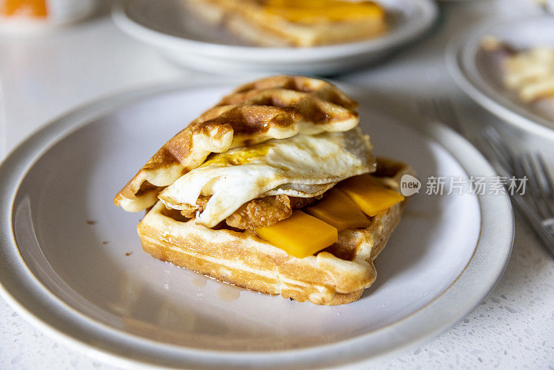 年轻的家庭正在做美味的华夫饼晚餐