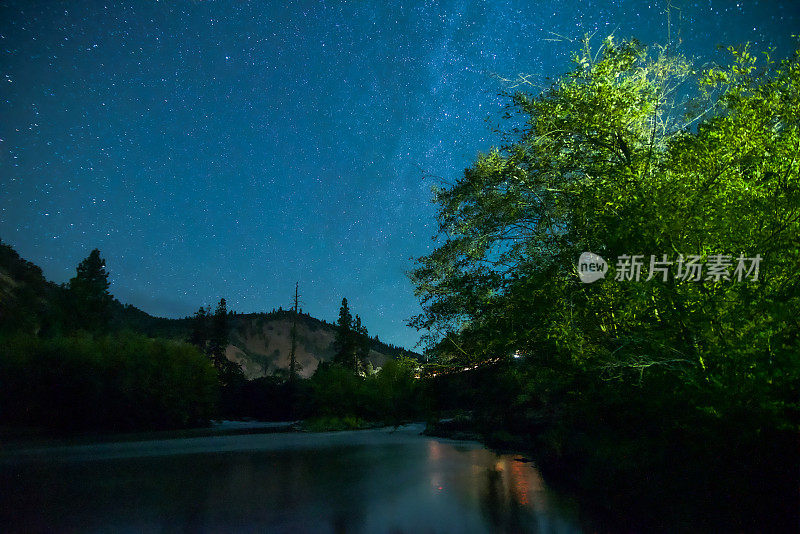 华盛顿州莱尔沙漠的星夜，银河星辰下的河流