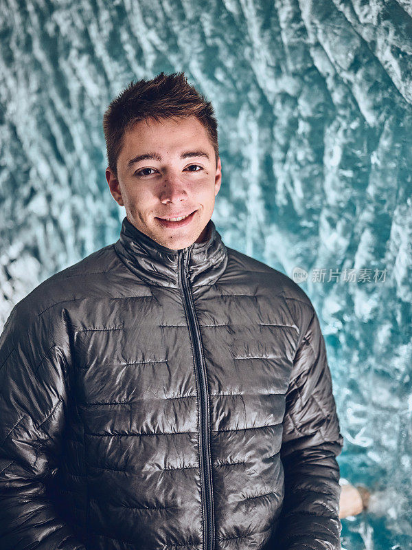 一个年轻人在冰冷的冰洞里放松的肖像