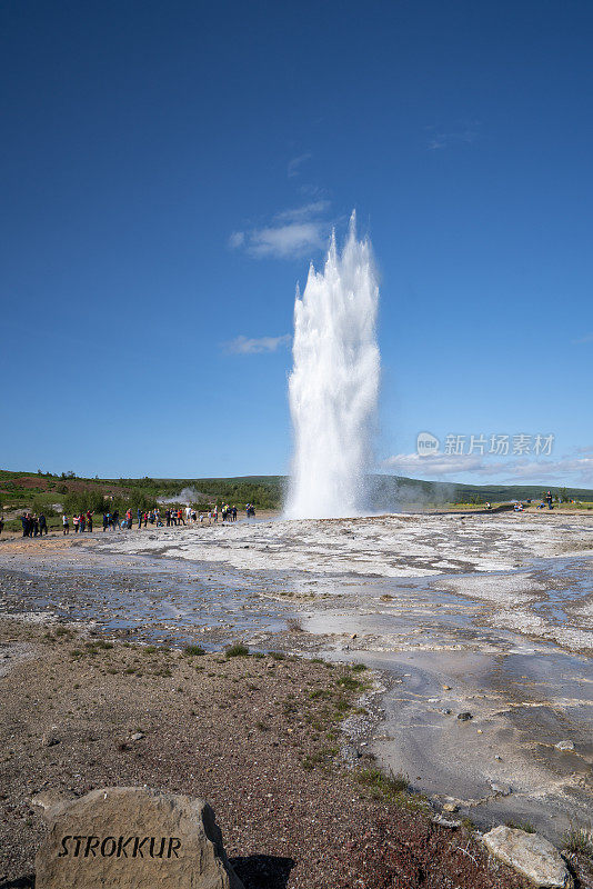 Strokkur间歇泉位于冰岛Reykjavík以东的Haukadalur山谷地区。