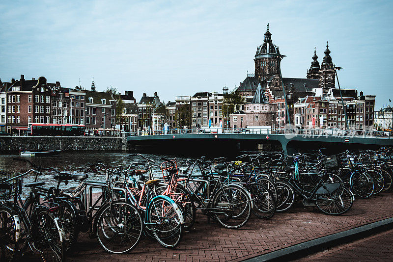 荷兰阿姆斯特丹的自行车停放中心
