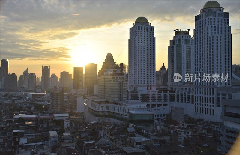 太阳从泰国曼谷的高楼大厦上升起。