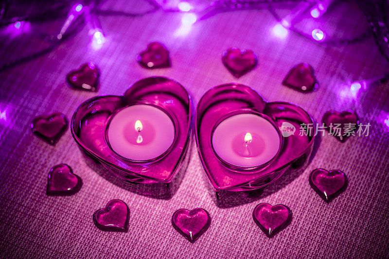 我们的心一起燃烧!!两根心型蜡烛——情人节的概念