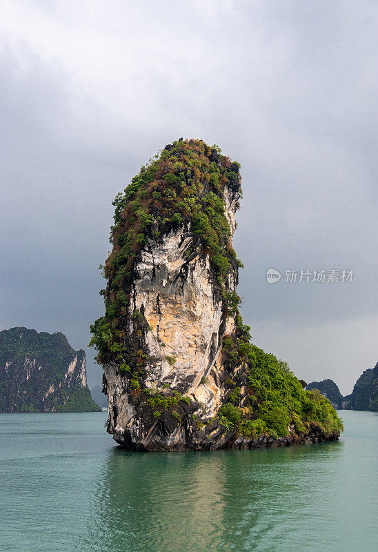 下龙湾的喀斯特山脉