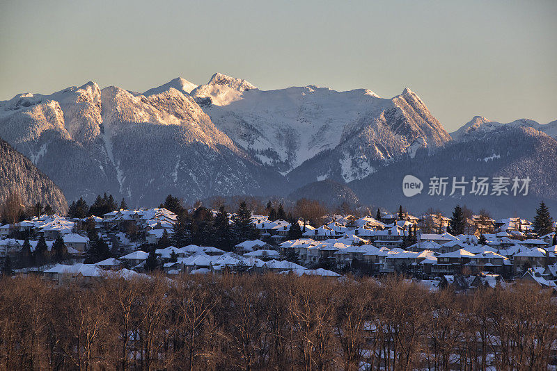 在弗雷泽河的日出在冬季2021年，BC，加拿大