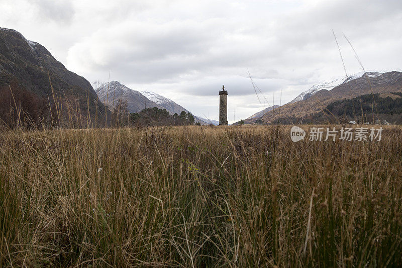 格兰芬南纪念碑，前面是高高的草地，远处是群山