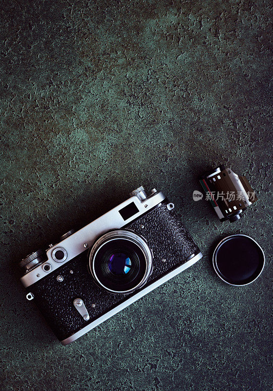 一个老式35毫米相机和胶片卷轴的特写，俯视图