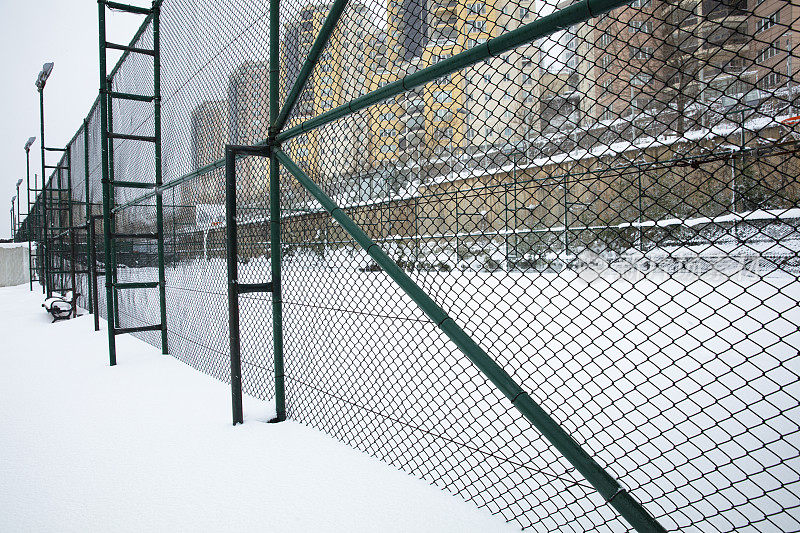 篮球场上的暴风雪景象