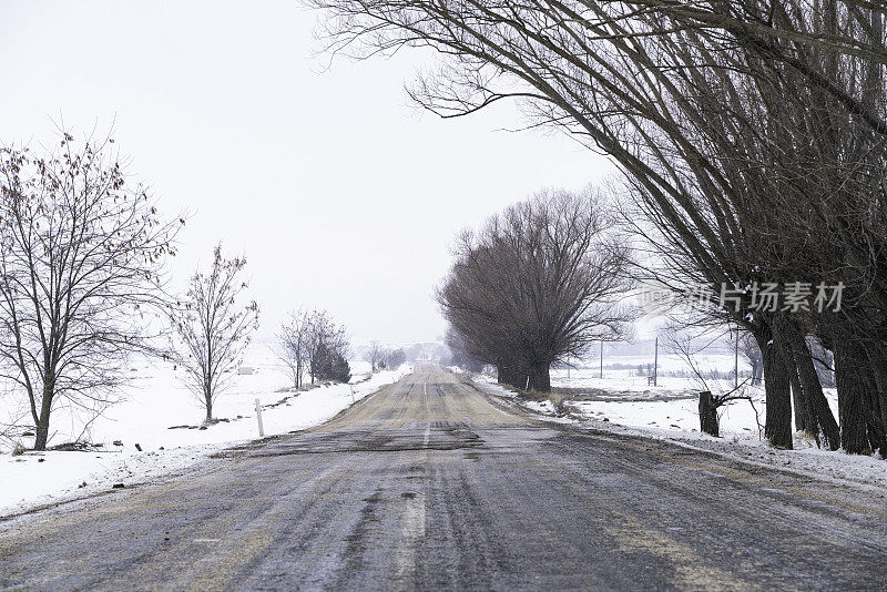 通往白雪皑皑的平原的道路景观