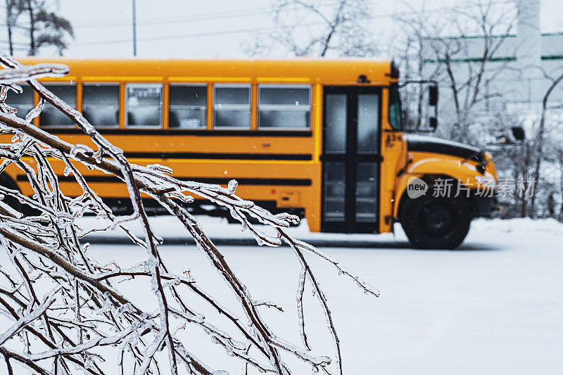 暴风雪中的校车