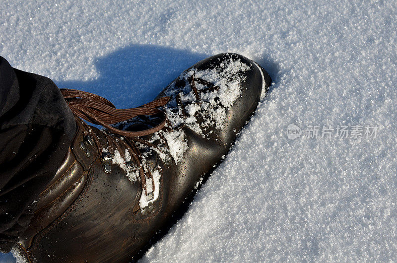 穿着皮靴在寒冷中穿过冰冻的山脉。耐用的全皮革登山靴，适合极地探险最艰苦的条件。在无人居住的地区进行大胆的徒步旅行