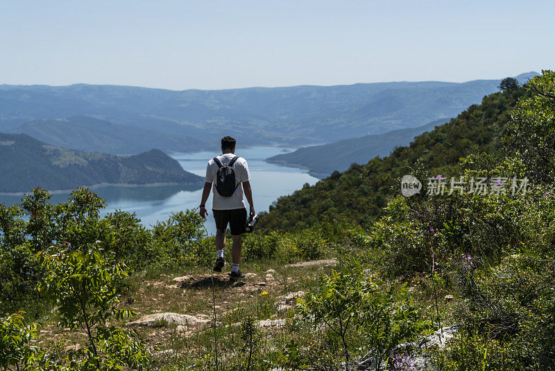 在黑海地区Samsun省Vezürköprü的峡谷中，一名男子在Kızılırmak河的视角下徒步旅行