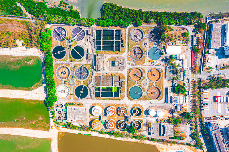 现代污水处理厂净化池鸟瞰图
