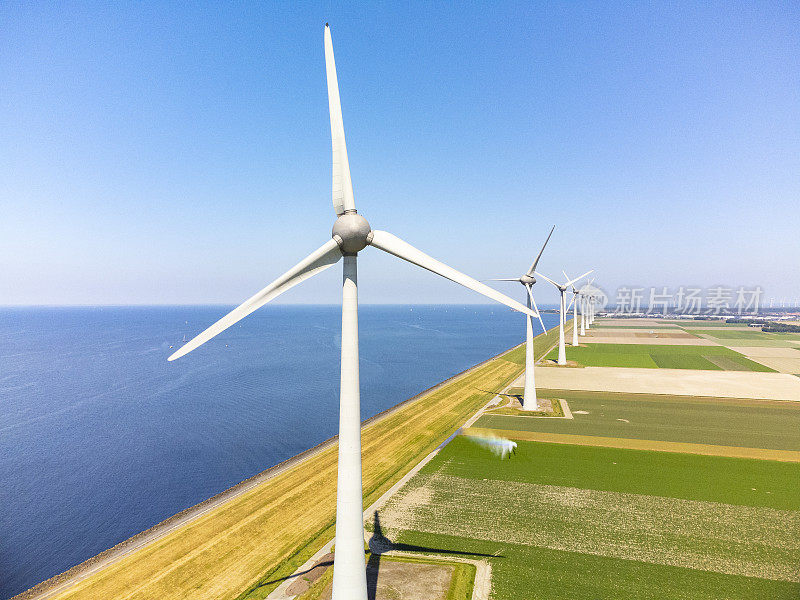 风轮机在堤岸附近的海岸鸟瞰图