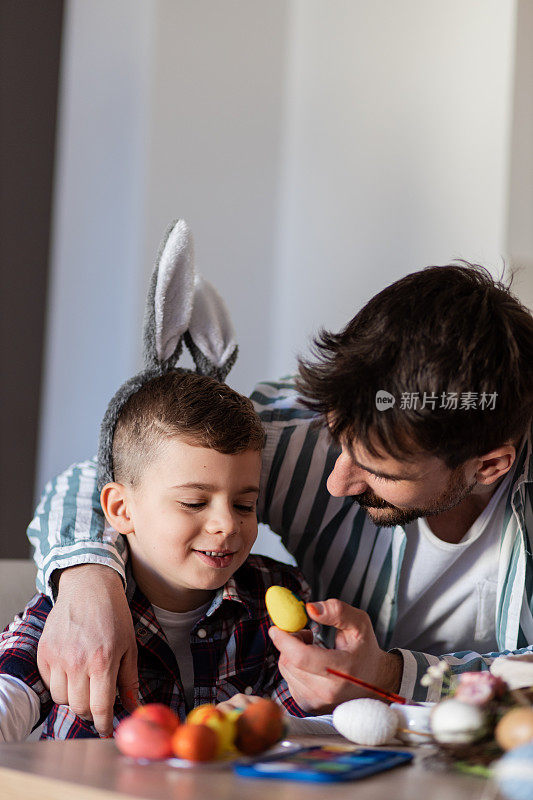 小男孩戴着兔子耳朵庆祝复活节