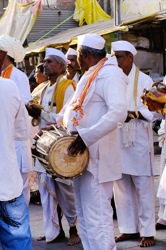 瓦卡里印度教朝圣者队伍，