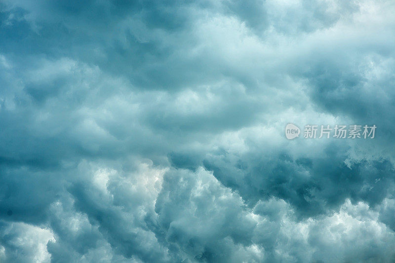 戏剧性的天空背景与体积雷雨云