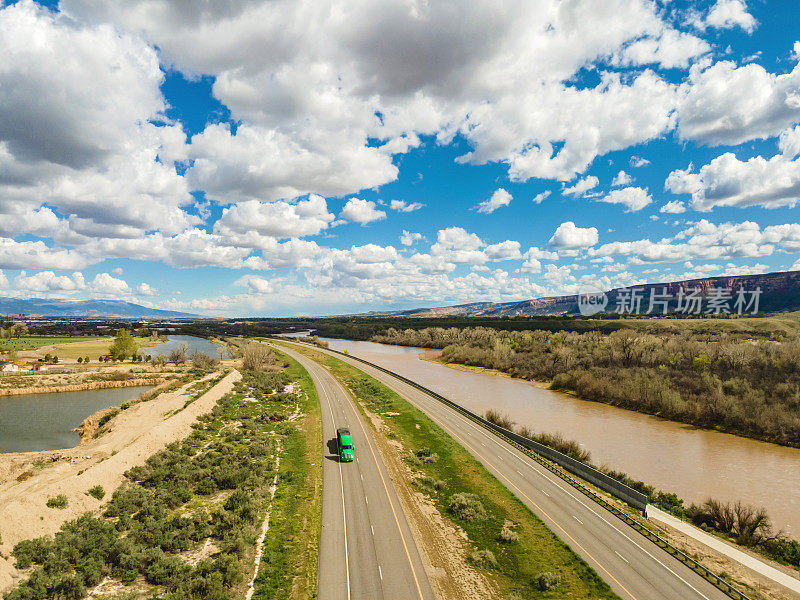 绿色半卡车无人机驾驶的车辆和卡车在美国西部70号州际公路和立交桥上行驶的照片系列