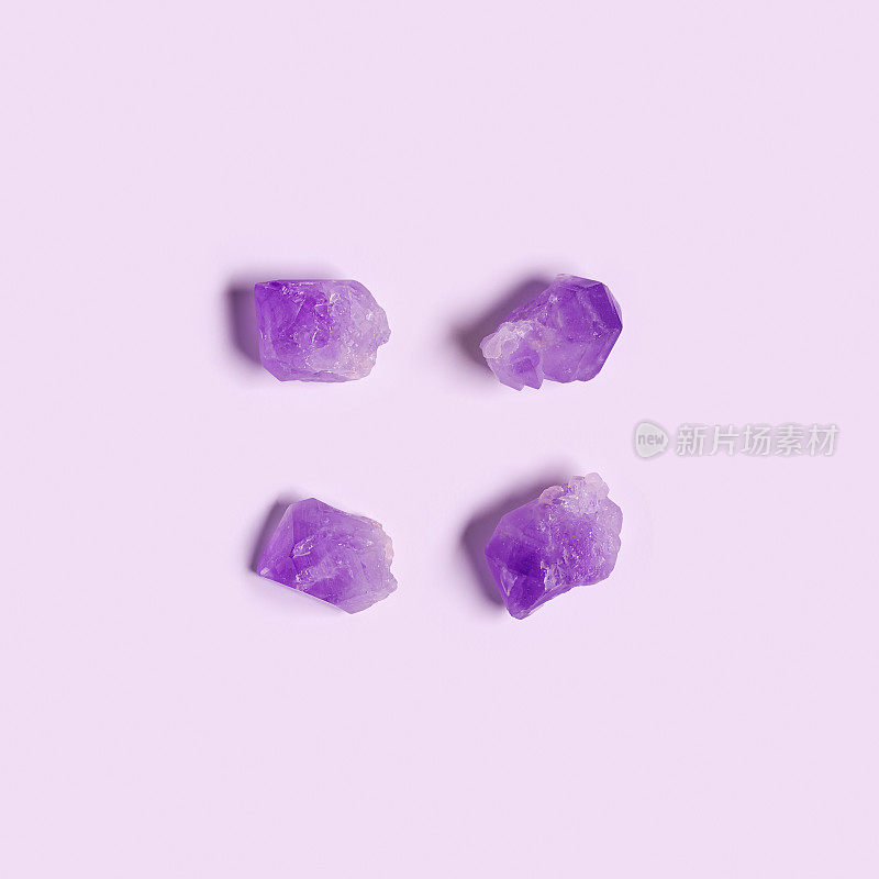方形图案的紫色紫水晶晶体非常周围的颜色背景，俯瞰天然美丽的宝石几何布局。紫水晶治疗水晶，创意最小的平面铺设