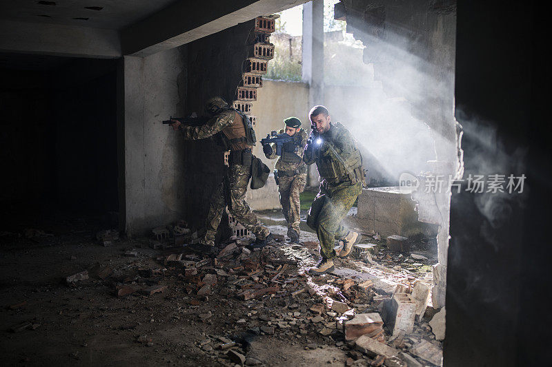 拿着猎枪的士兵穿过被炸毁的建筑。