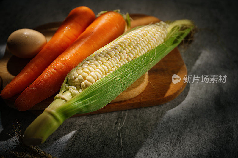 玉米和其他蔬菜在阳光下