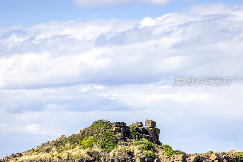 山从玄武岩火山柱，背景与复制空间