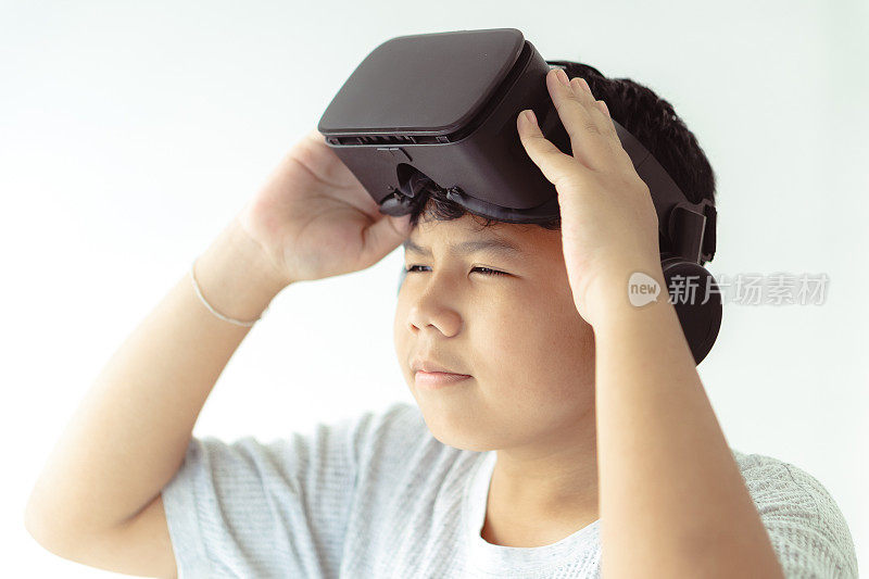 虚拟现实头盔的学生，泰国曼谷