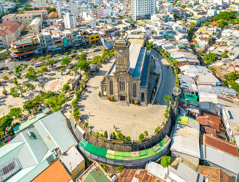 鸟瞰越南芽庄市的石头大教堂