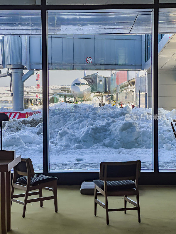 机场窗户前的空座位看雪