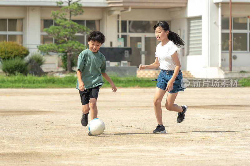 亚洲小学生在学校踢足球