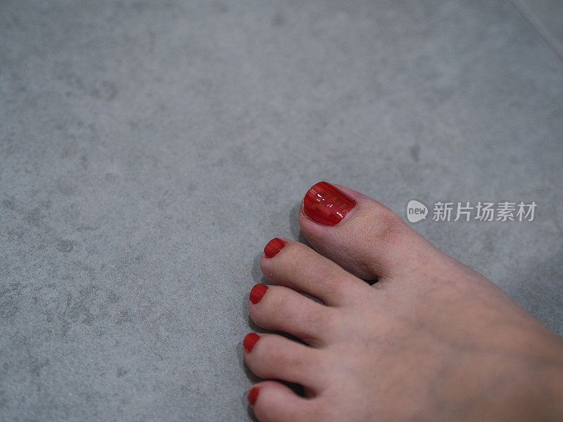 女人的脚趾甲涂成红色的拷贝空间