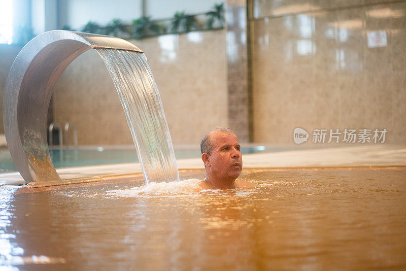 一名男子享受着热水的喷射