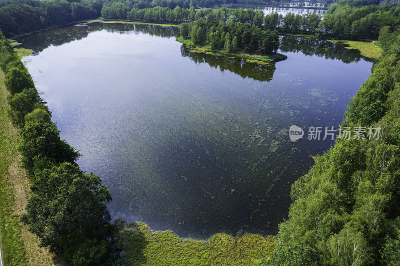 有美丽湖泊的风景(空中)