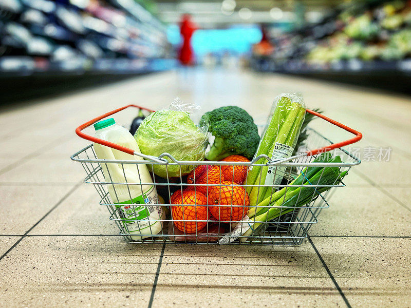 超市过道里装满健康食品的购物篮