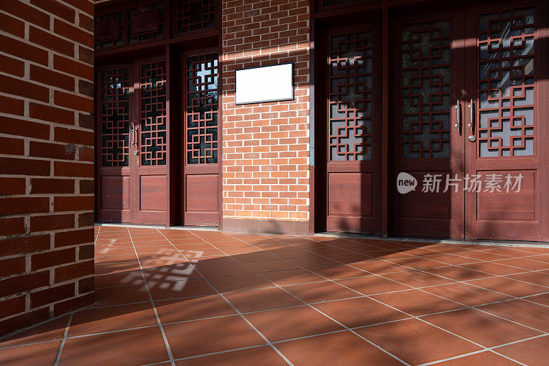 中式木门和红砖地板的采光效果