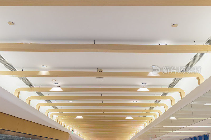 木制横梁的装饰性天花板