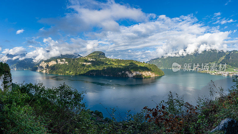 从莫尔沙克俯瞰美丽的瑞士阿尔卑斯山，俯瞰瑞士卢塞恩湖蓝绿色的湖水