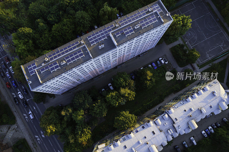 空中拍摄的公寓楼屋顶上的太阳能光伏板系统