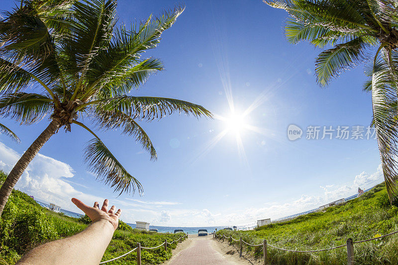 一名年轻男子在美国南佛罗里达州迈阿密海滩的南海滩玩耍的视角拍摄