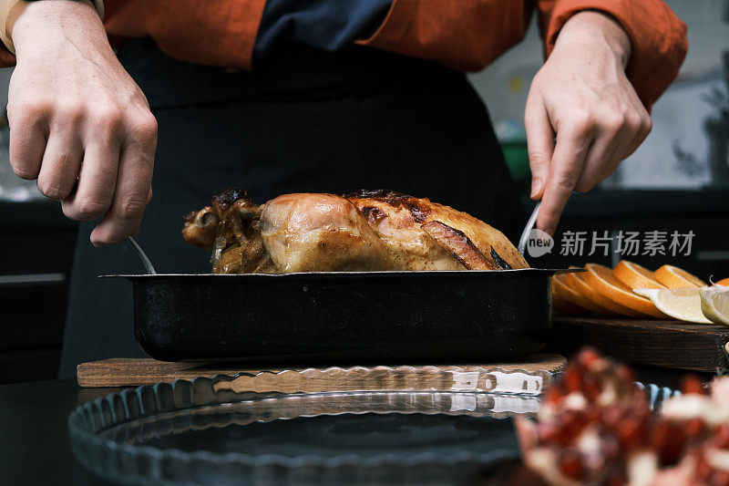 为感恩节晚餐提供烤鸡