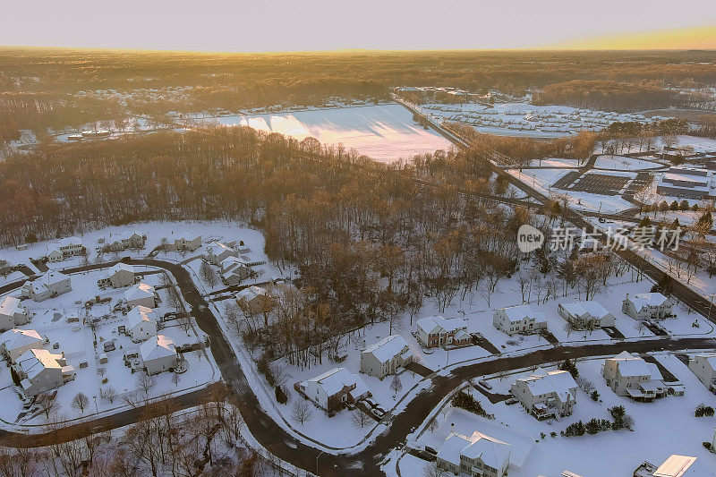 鸟瞰风景小镇与家庭综合体覆盖雪后奇妙的冬季景色在美国新泽西州