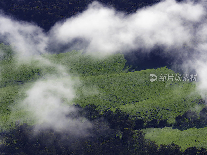 透过云层俯视绿色的田野