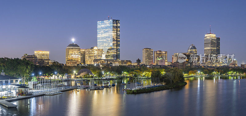 灯塔山和后湾全景波士顿城市天际线和查尔斯河日落，马萨诸塞州，美国