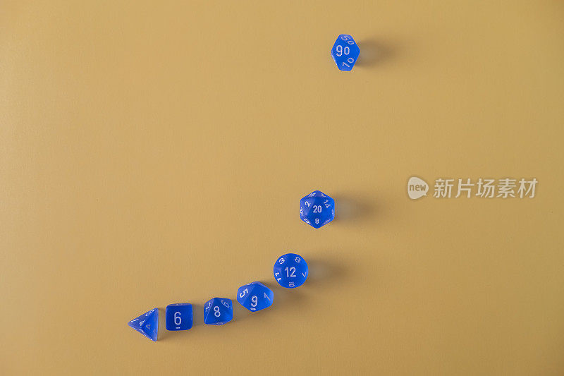 蓝色多面骰子作为上升利率图的隐喻