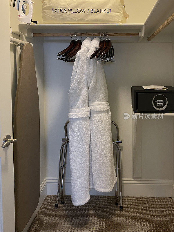 酒店衣柜里有浴袍，熨斗和保险箱