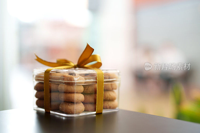 金色丝带饼干盒，假日概念