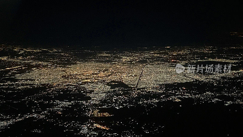 夜间伊拉克巴格达的航拍照片