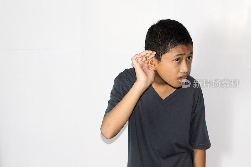 聋哑亚洲男孩肖像在白色孤立的背景