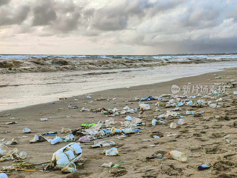 巴厘岛旅游业面临塑料污染问题