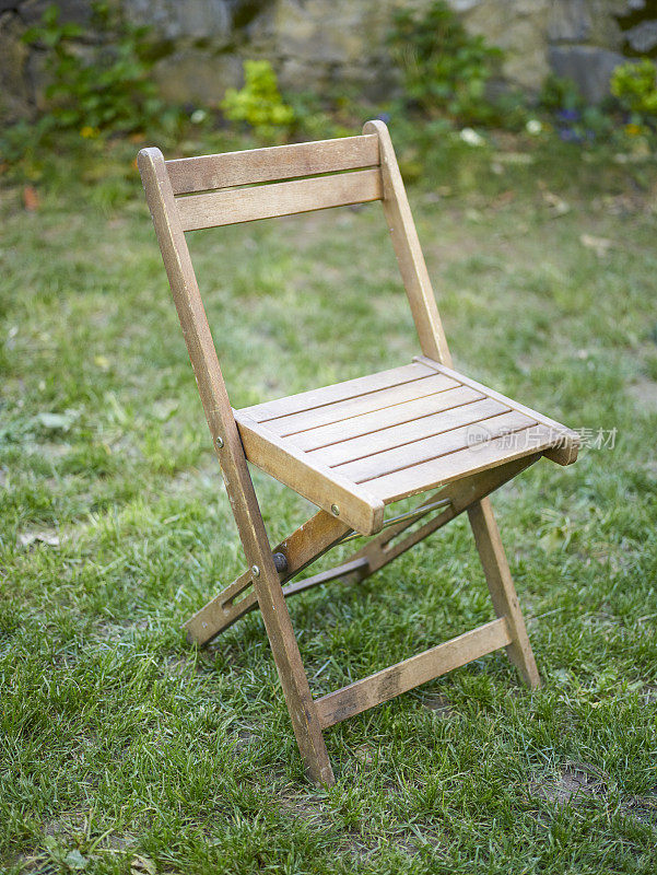 草地上的木椅